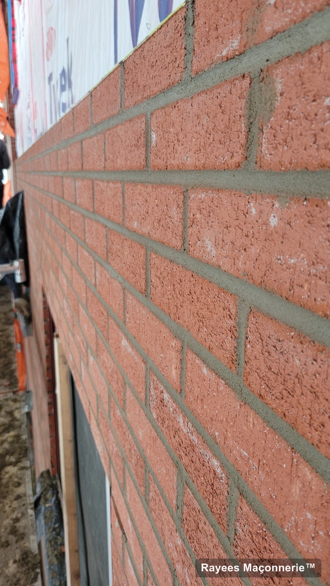 Brique rouge neuve, joints de mortier soignés
