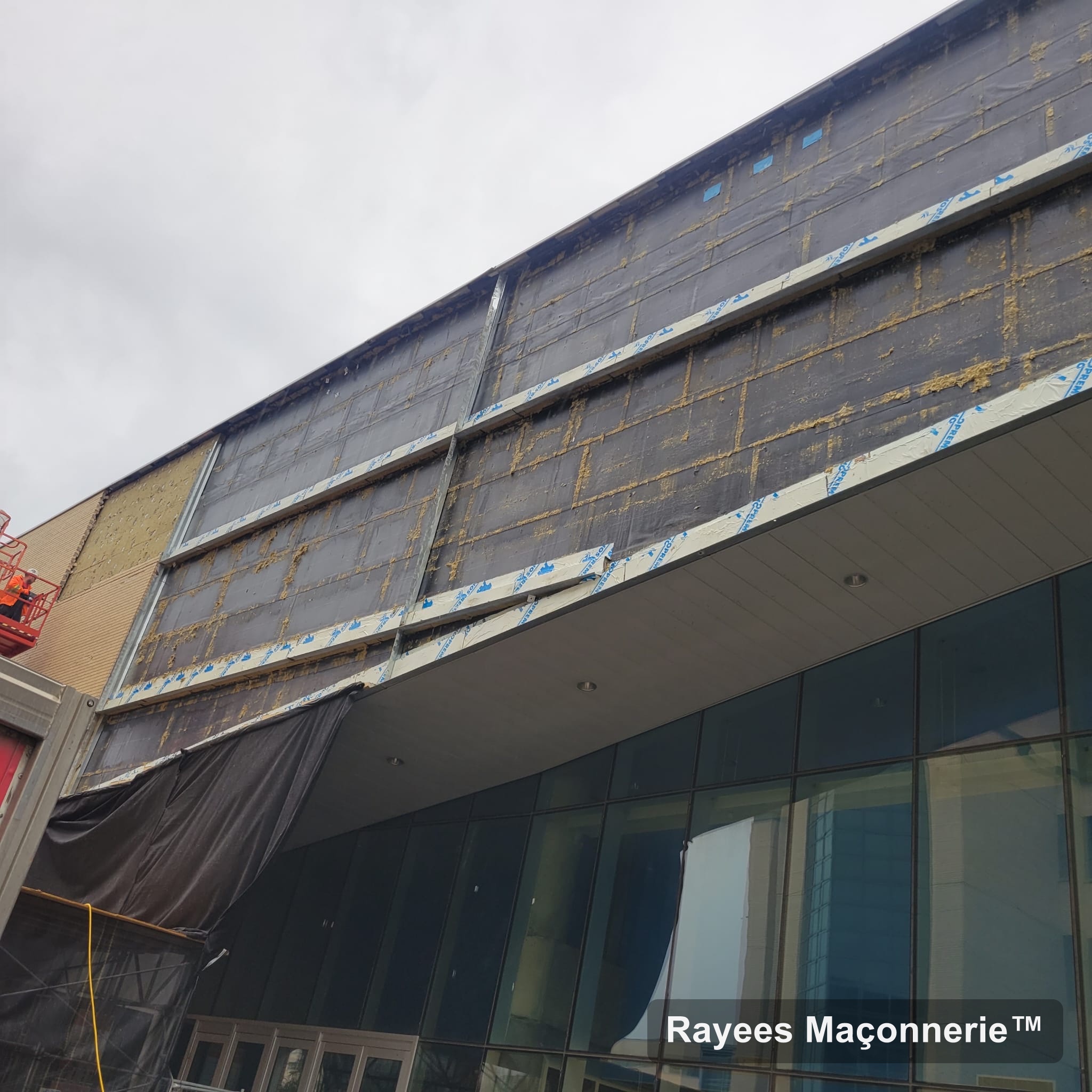Isolation de façade sur un grand bâtiment
