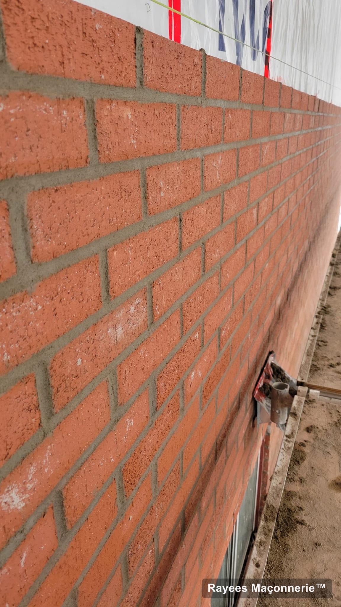 Nouveau mur de brique rouge
